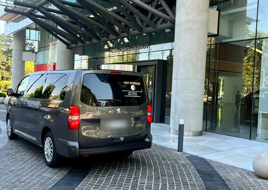 Van ejecutiva de Van Premium en el acceso de un edificio corporativo en Santiago
