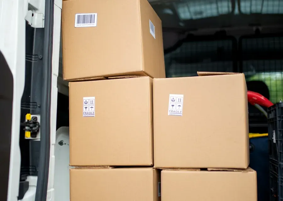 Cajas y encomiendas cargadas en un vehículo de reparto