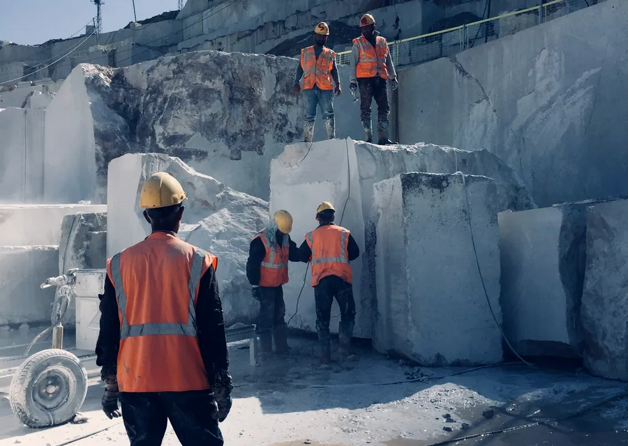 Trabajadores con casco y ropa de alta visibilidad antes de un traslado a faena